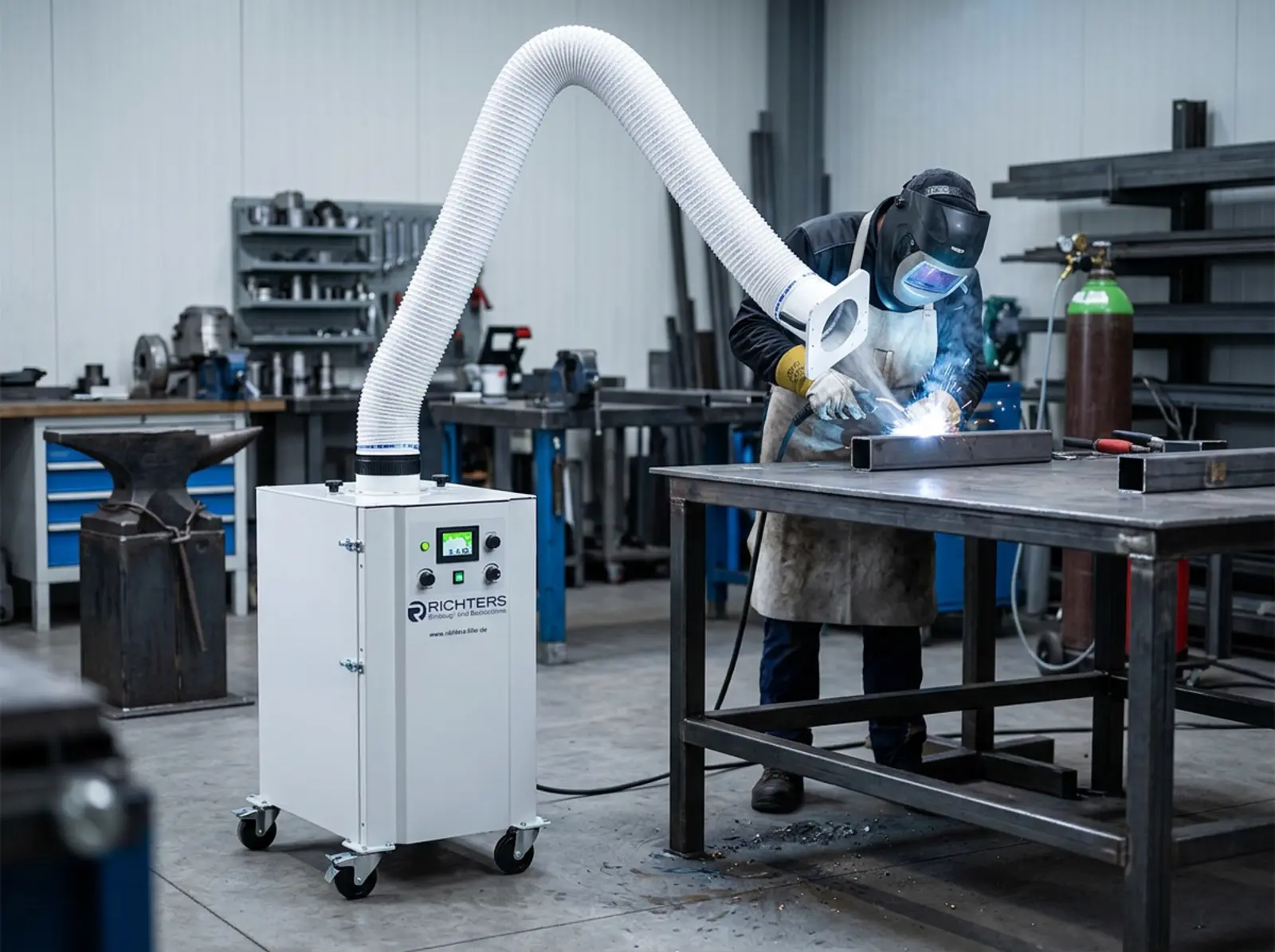Mobiles Absauggerät für Schweißrauch auf Rollen mit flexiblem Arm an der Werkbank.