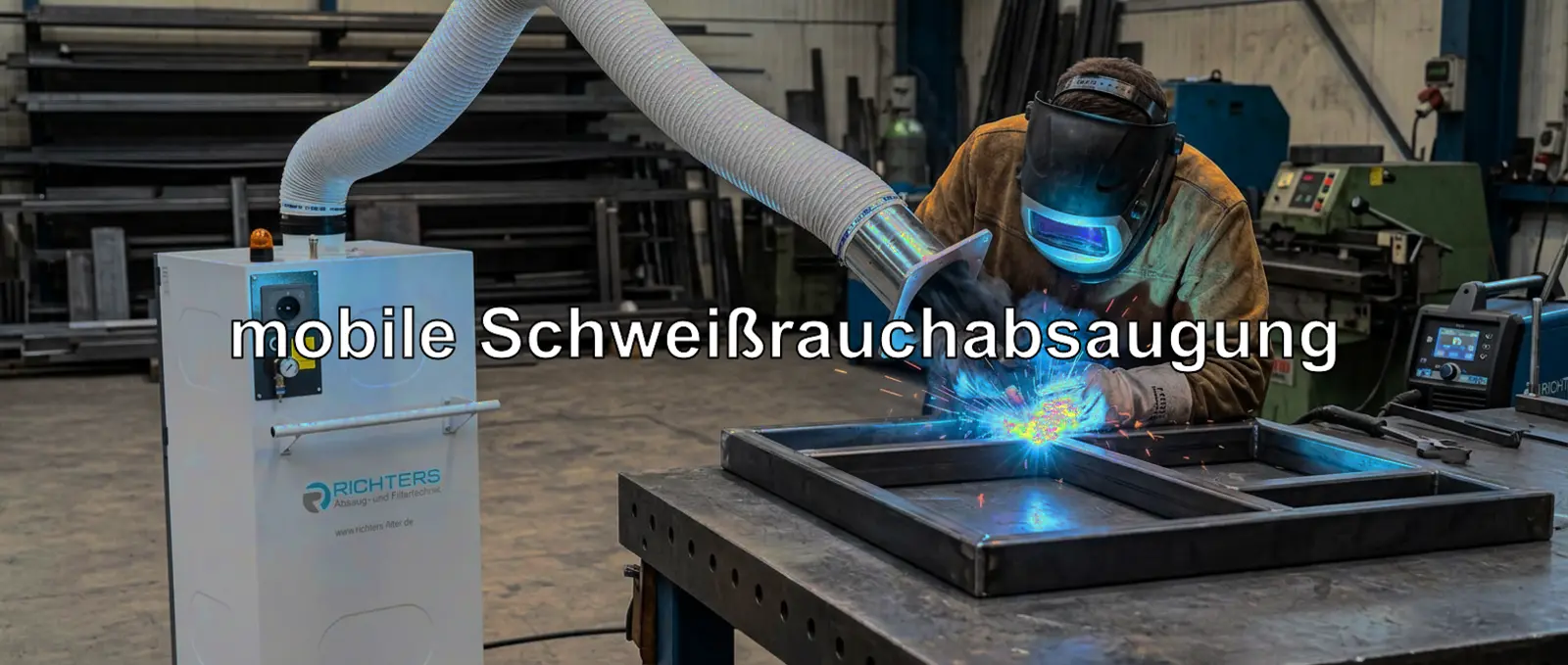 Mobiler Schweißrauchabsauger direkt am Schweißort, während ein Schweißer arbeitet