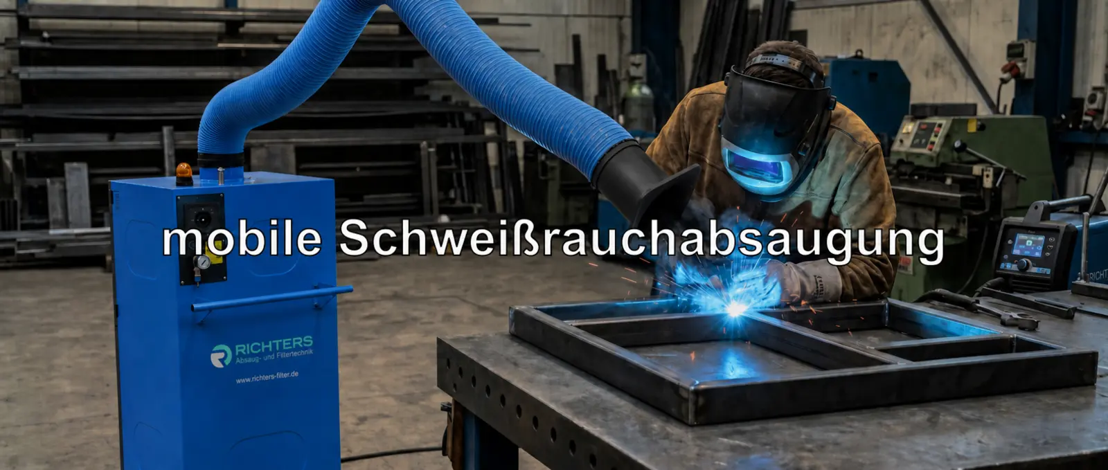 Mobiler Schweißrauchabsauger direkt am Schweißort, während ein Schweißer arbeitet